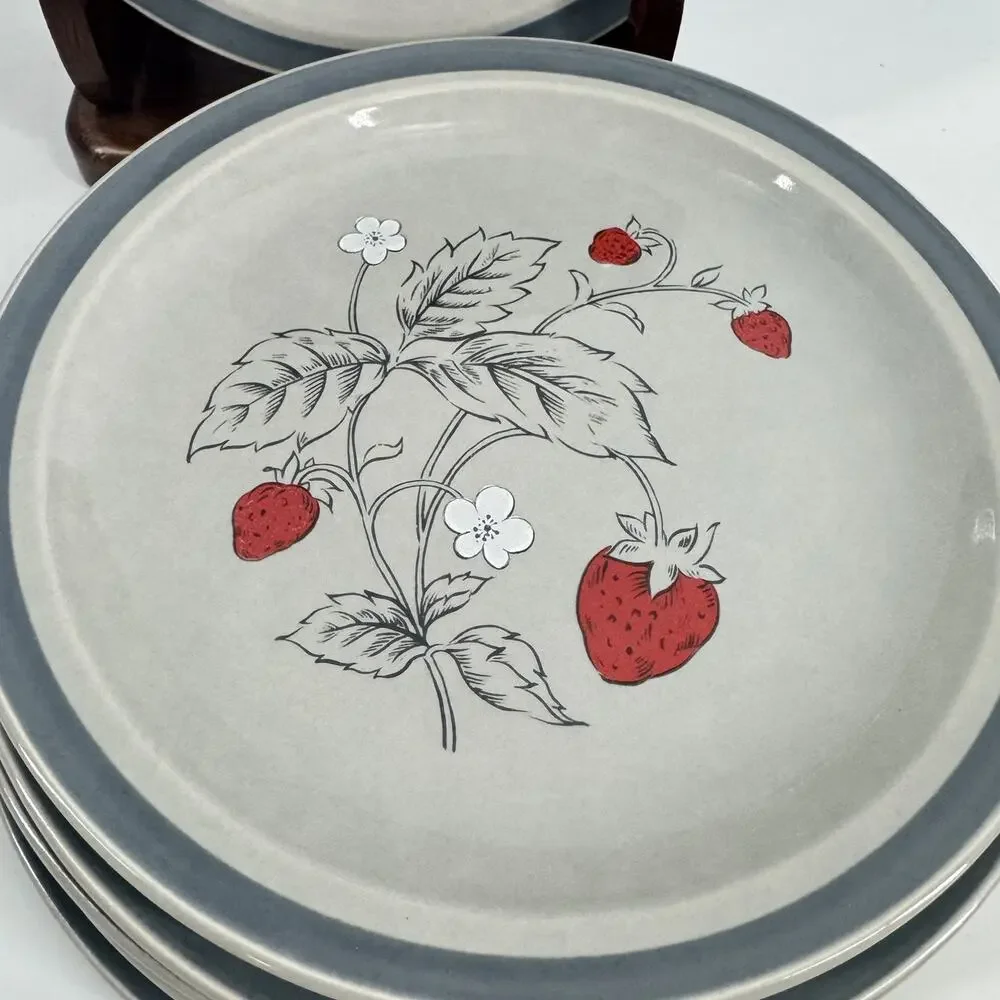 VTG SET OF 6 Strawberry Salad/ Dessert Plates 7 1/2